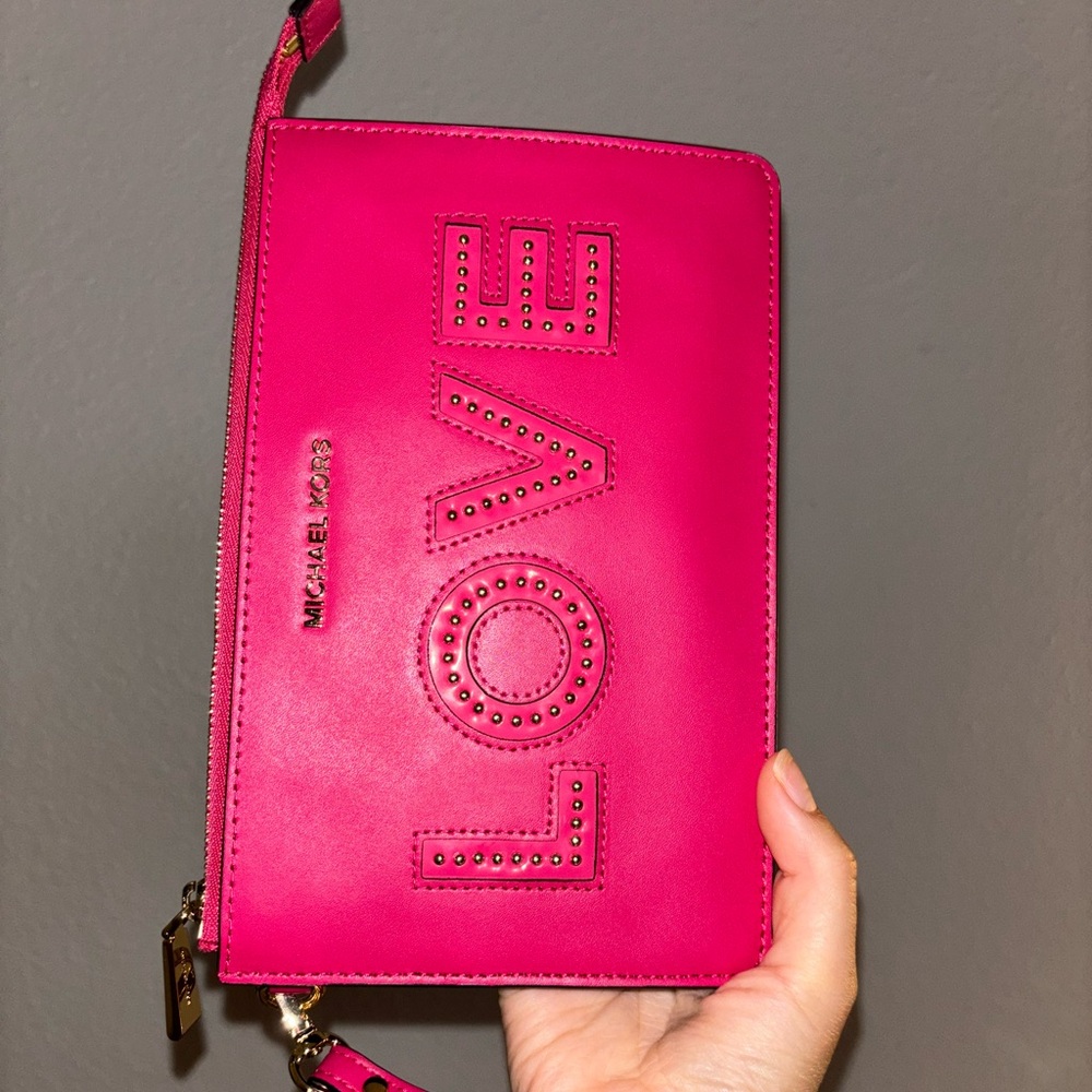 MICHAEL MICHAEL KORS MEDIUM GUSSET LEATHER LOVE WRISTLET IN ULTRA PINK NWT